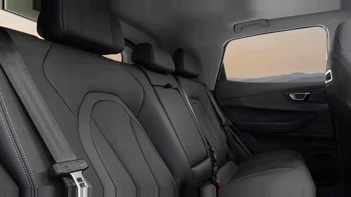 Ebro s400 1.5 DHE HEV Excellent CVT GRY de renting para Burgos — vista 7