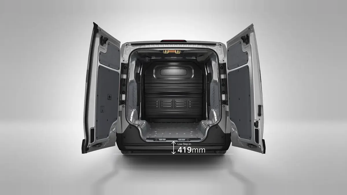 Kia PV5 Cargo L2H1 Long Range Plus de renting para Burgos — Delantera