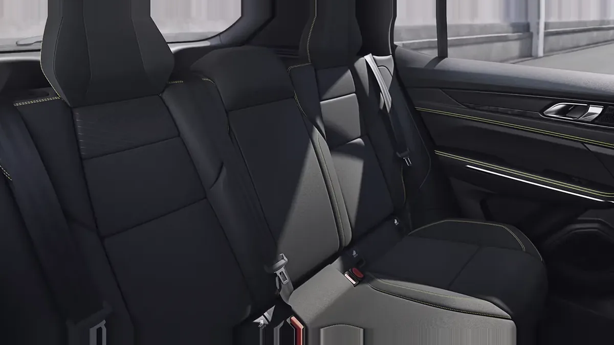 Lynk & Co 01 1.5 PHEV Core de renting para Burgos — vista 6