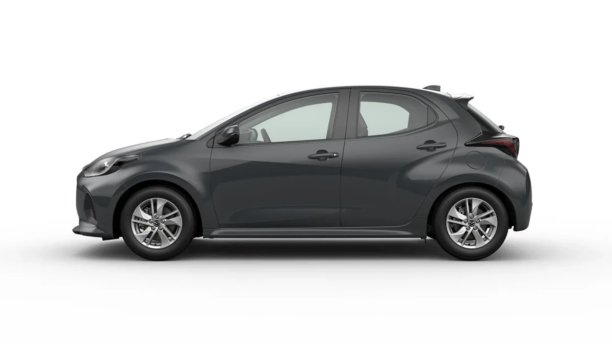 Mazda 2 Hybrid 1.5 85kW 116CV CVT Centre-Line GRY de renting para Burgos — Lateral
