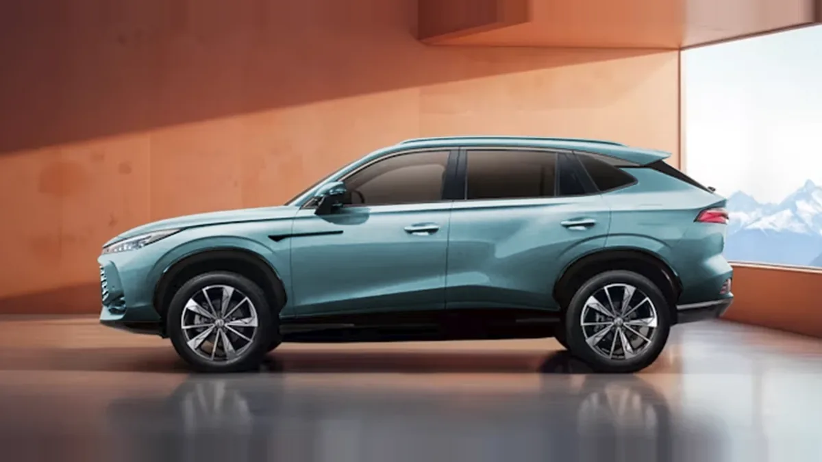 MG HS 1.5 Hybrid Comfort de renting para Burgos — Lateral