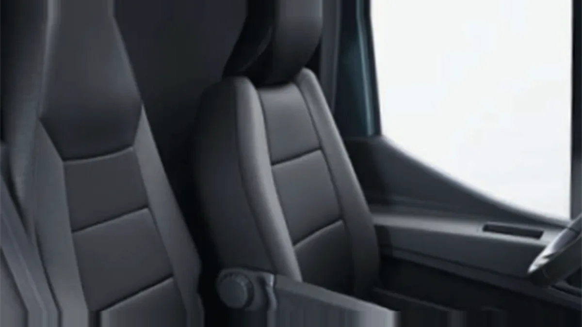 Nissan Interstar L2H2 3.5T 2.3dCi FWD Acenta de renting para Burgos — Delantera