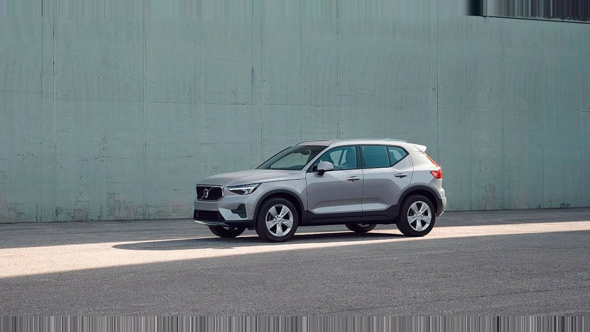 Volvo XC40 2.0 B3 Core G Auto de renting para Burgos — Lateral