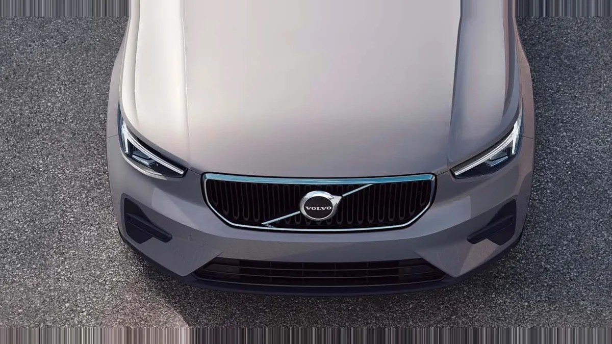 Volvo XC40 2.0 B3 Core G Auto de renting para Burgos — Delantera